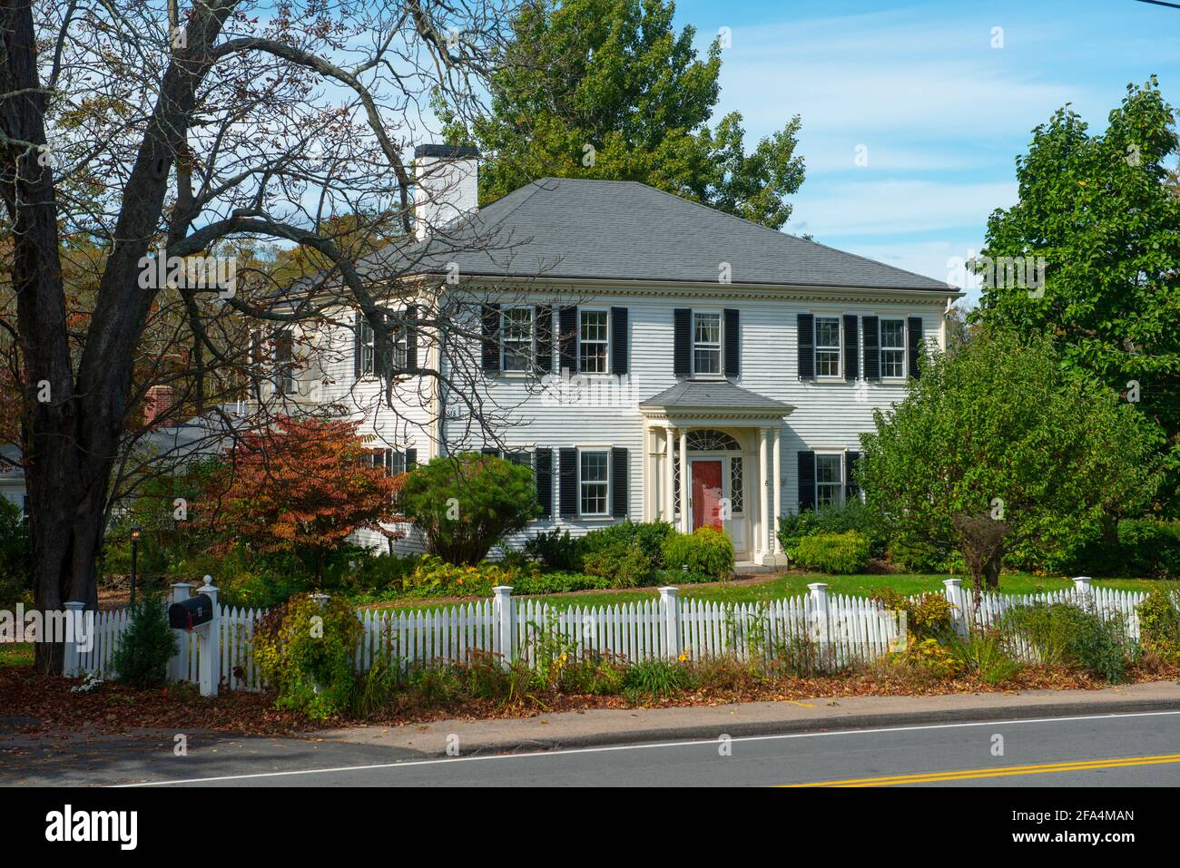 Edificio storico in stile coloniale Georgiano su Washington Street nel centro storico di Sherborn in autunno, Sherborn, area metropolitana West di Boston, Massachusetts Foto Stock