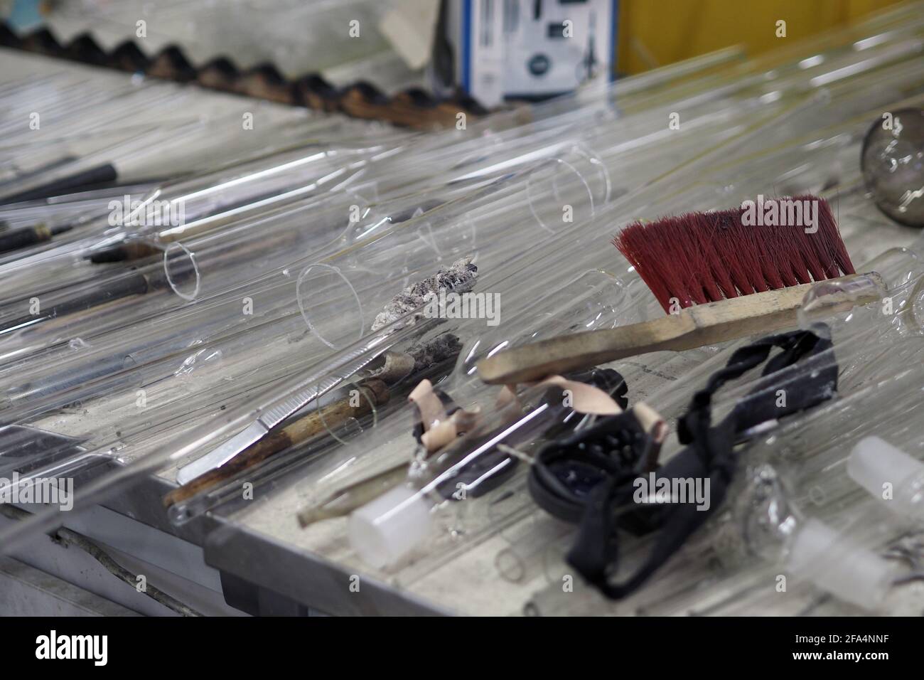 Laboratorio chimico del vetro, laboratorio di soffiatura del vetro. Foto Stock