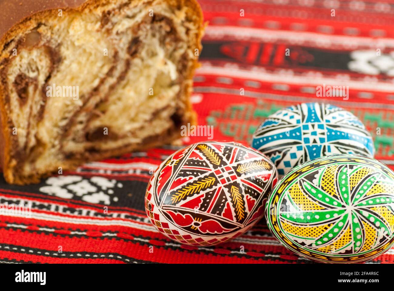 uova di pasqua ortodosse e pan di spagna Foto Stock
