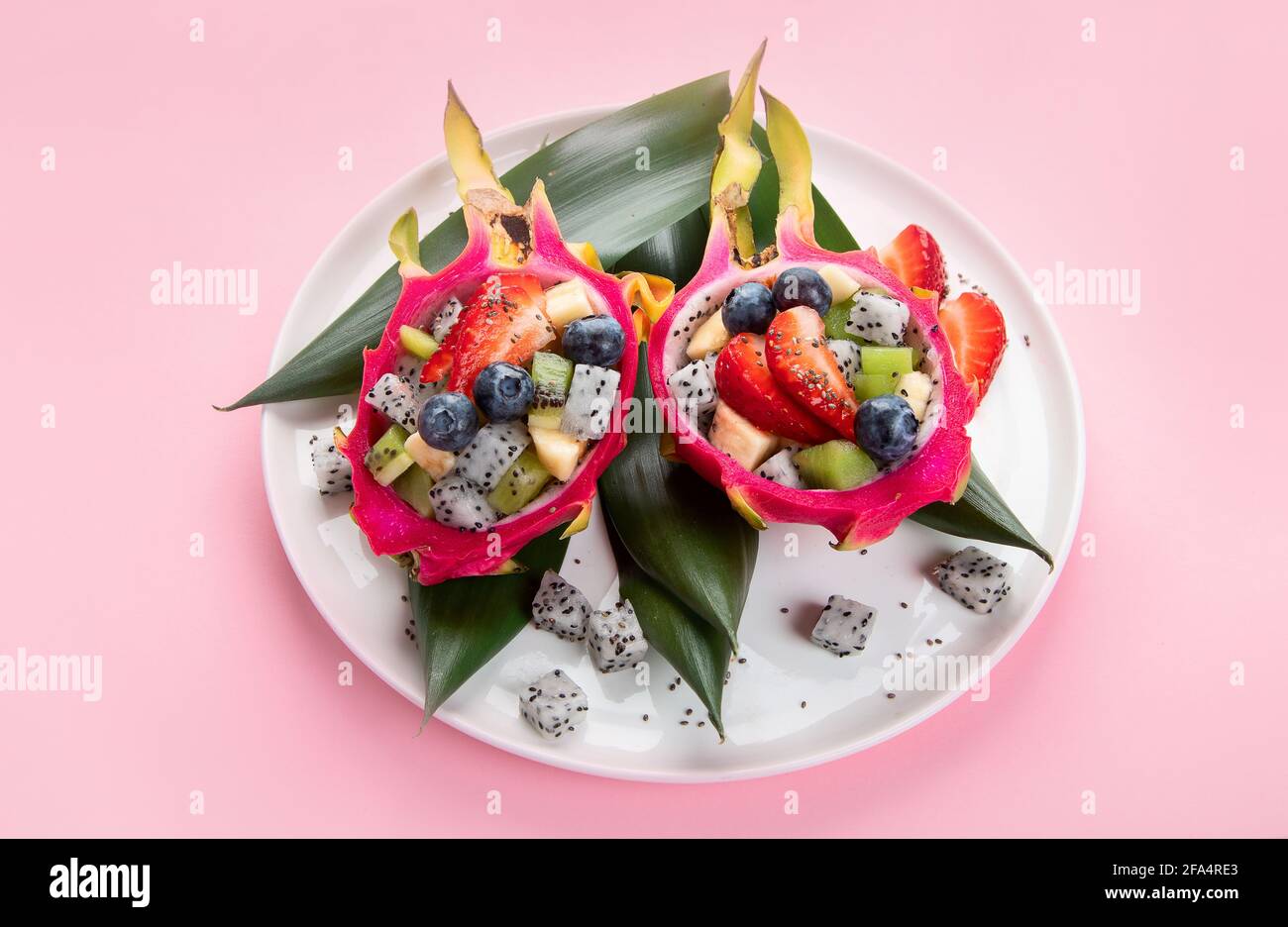 Frutta tropicale drago su sfondo colorato. Concetto di design minimalista. Foto Stock