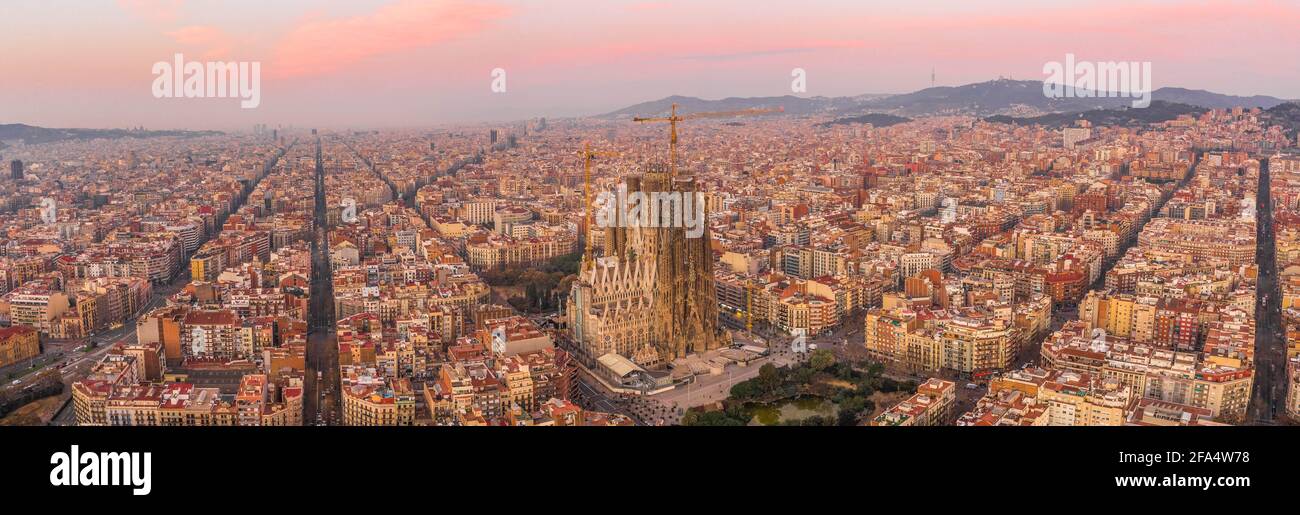 Barcellona, Spagna - Feb 25, 2020: Panorama aereo drone shot del centro di Barcellona strada vuota prima dell'alba al tramonto Foto Stock
