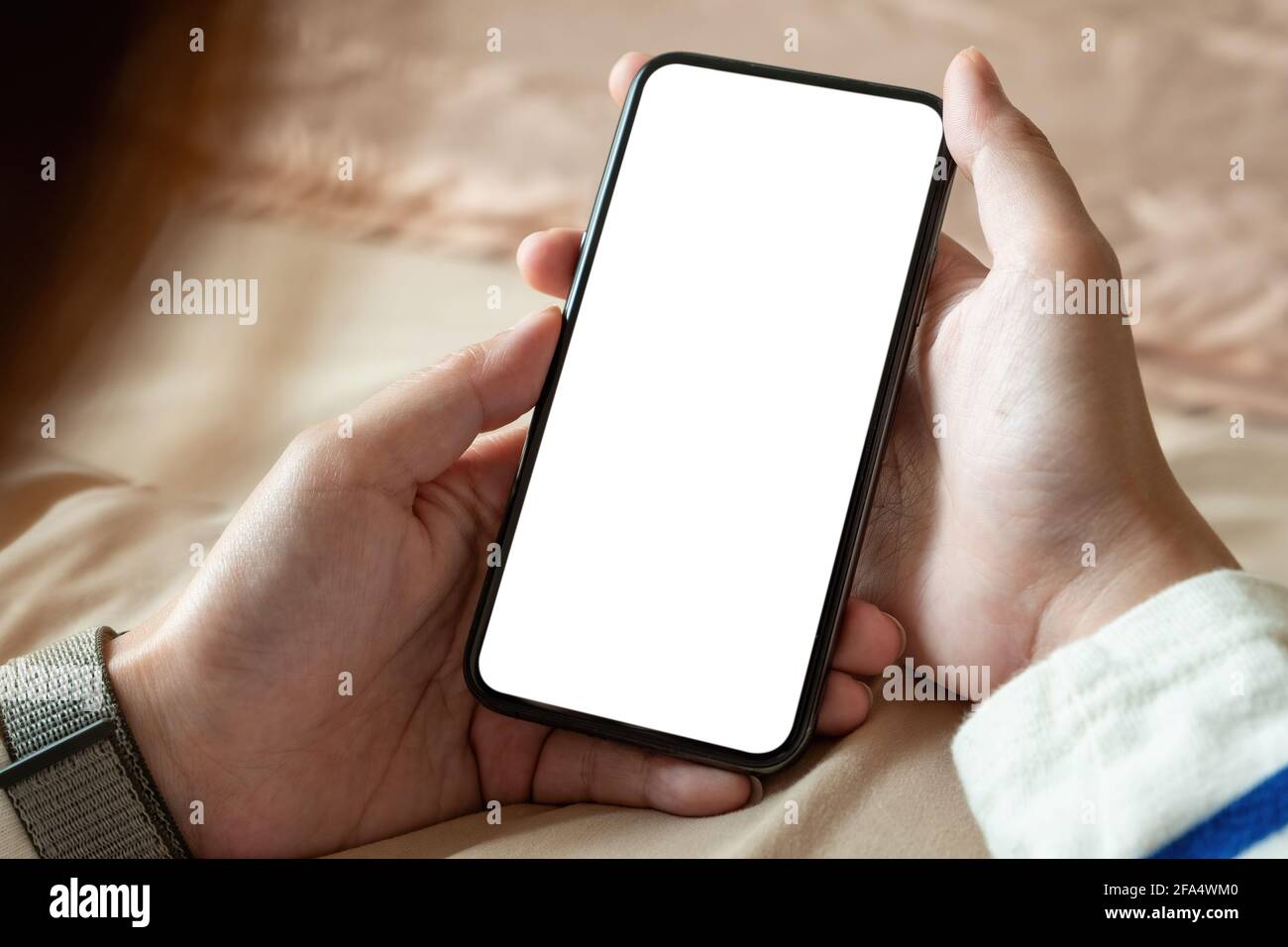 Primo piano di una donna che usa il telefono cellulare con schermo nero, testando le videochiamate Foto Stock