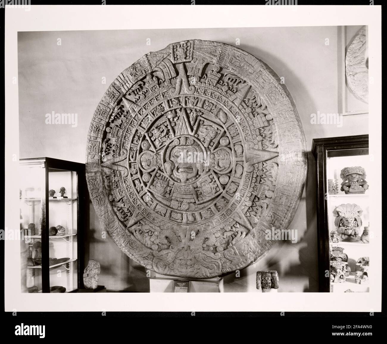 Cast della pietra del calendario azteco o pietra del sole e altre antichità messicane nel Museo di Storia Naturale o Museo Nazionale di Storia Naturale Foto Stock