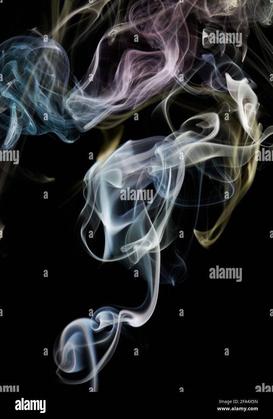 Fumo colorato forma astratta flusso su sfondo nero isolato Foto Stock