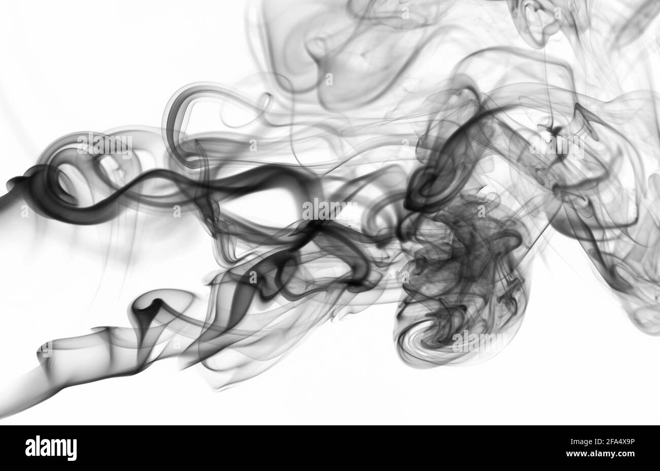 Astratto vortice di fumo setoso su sfondo bianco. Pulire lo sfondo monocromatico Foto Stock