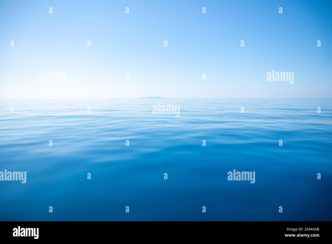 I toni di blu delle onde di acqua come superficie di sfondo Foto Stock