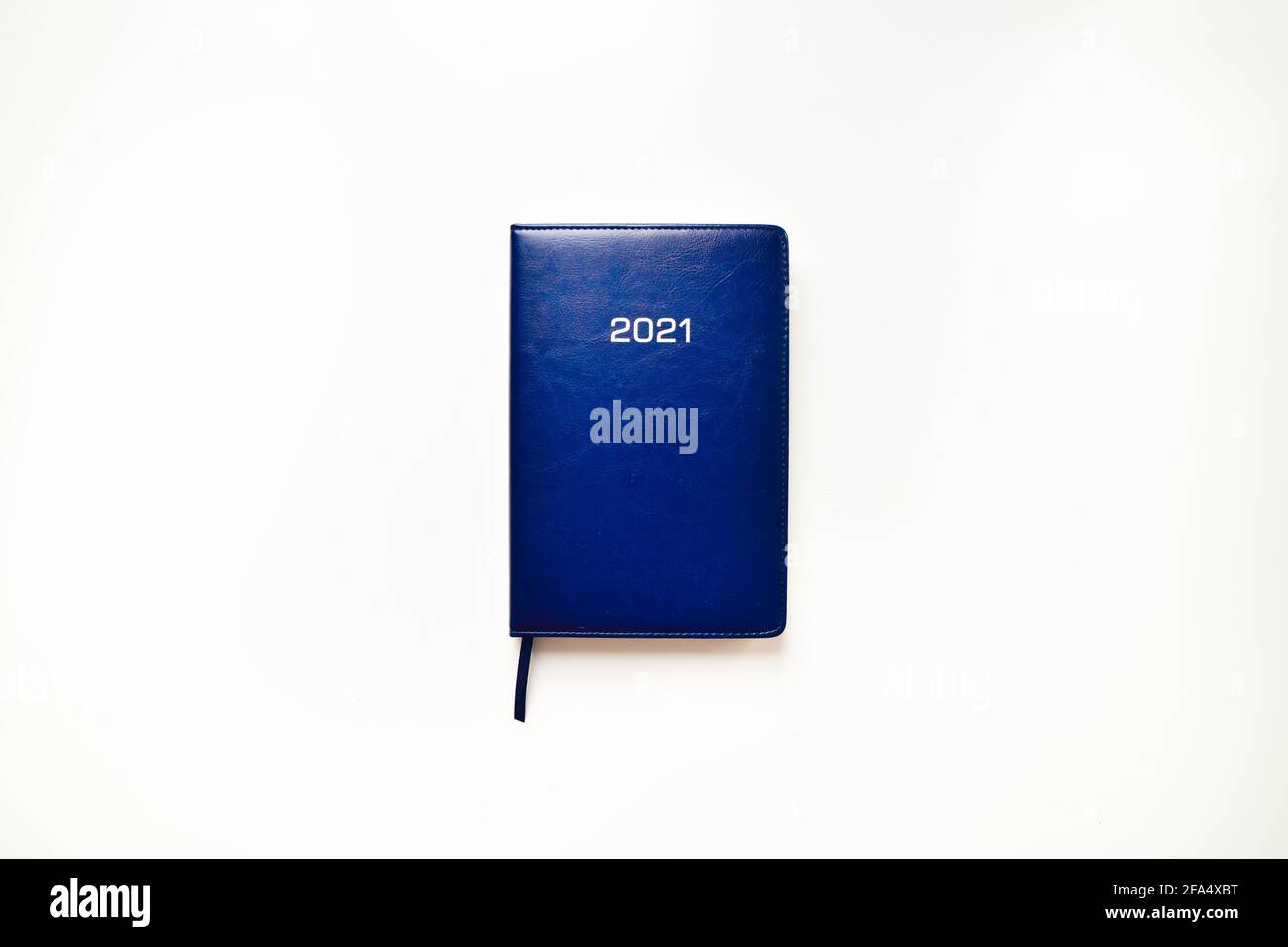 Vista dall'alto calendario delle note blu con titolo di 2021 anni. Risoluzioni e giornalismo concetto di nuovo anno. Foto Stock