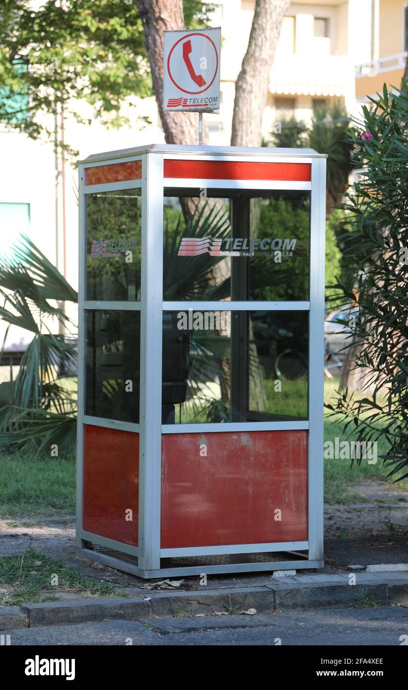 Pisa, PI, Italia - 21 agosto 2019: Vecchia cabina telefonica della società  TELECOM Foto stock - Alamy