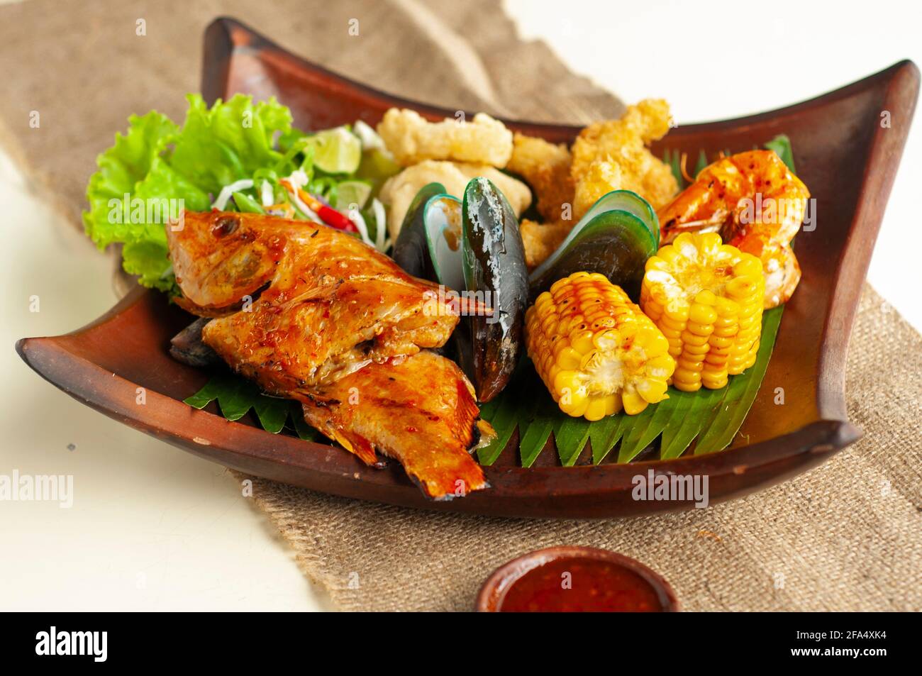 piatto di pesce, una cucina di pesce con insalata di verdure Foto Stock