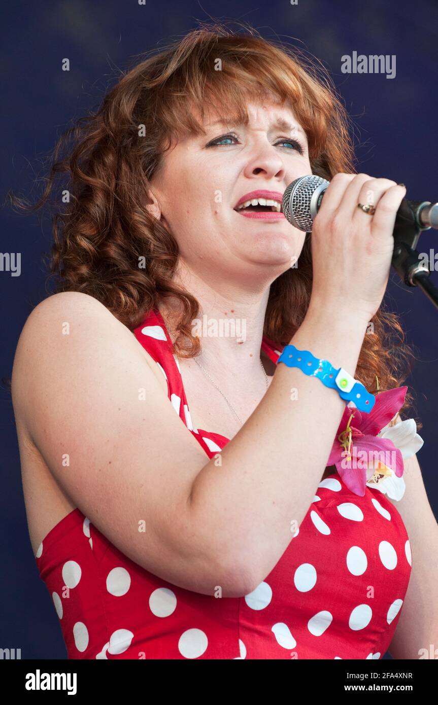 Kathryn Roberts si esibisce al Wychwood festival, Regno Unito. 10 giugno 2012 Foto Stock