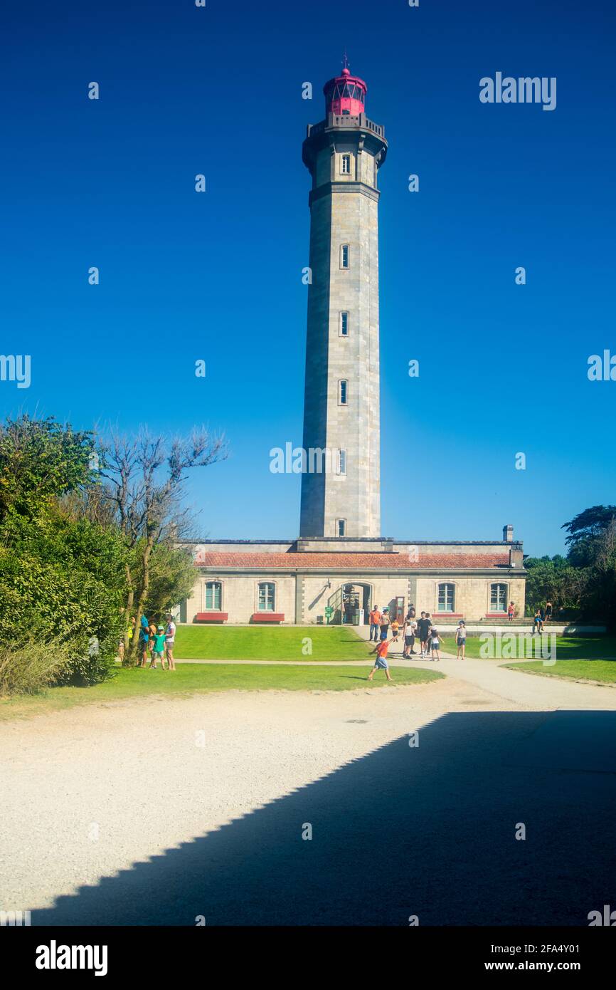 Phare des Baleines a Saint-Clément-des-Baleines sull'isola di ile De Ré in Francia con il turista in una giornata di sole durante l'estate Foto Stock