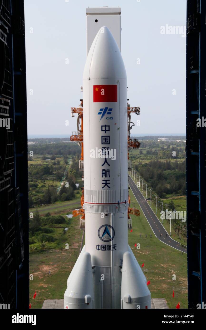 Wenchang, Cina. 23 Aprile 2021. La foto scattata il 23 aprile 2021 mostra la combinazione del modulo principale della stazione spaziale cinese, Tianhe, e del razzo Y2 Long March-5B trasportato nell'area di lancio del sito di lancio dello Spacecraft di Wenchang nella provincia di Hainan, nella Cina meridionale. La combinazione sarà poi sottoposta a vari test funzionali pre-lancio e test congiunti come previsto, secondo la China Manned Space Agency (CMSA). Credit: Xinhua/Alamy Live News Foto Stock