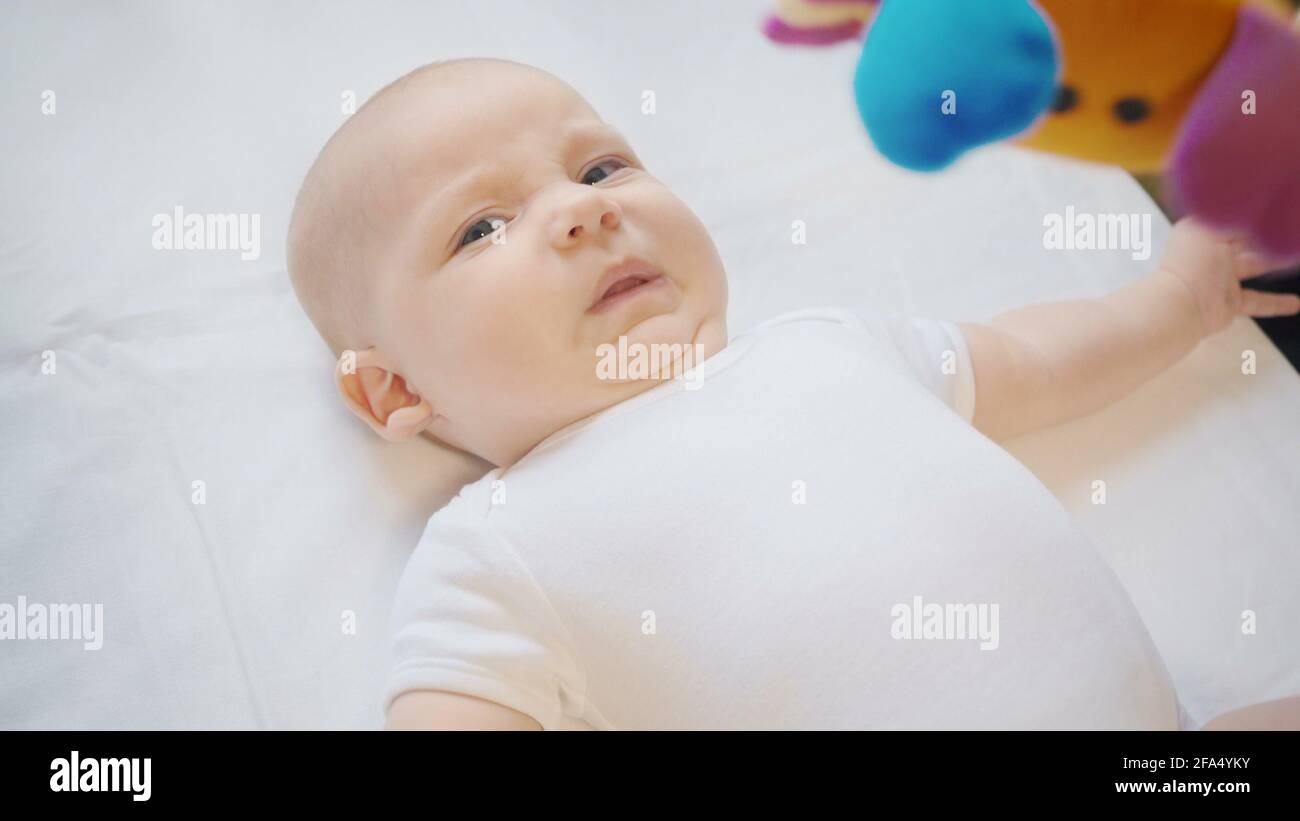 Foto di infelice bratty quattro mesi ragazza con bambino cellulare Foto Stock