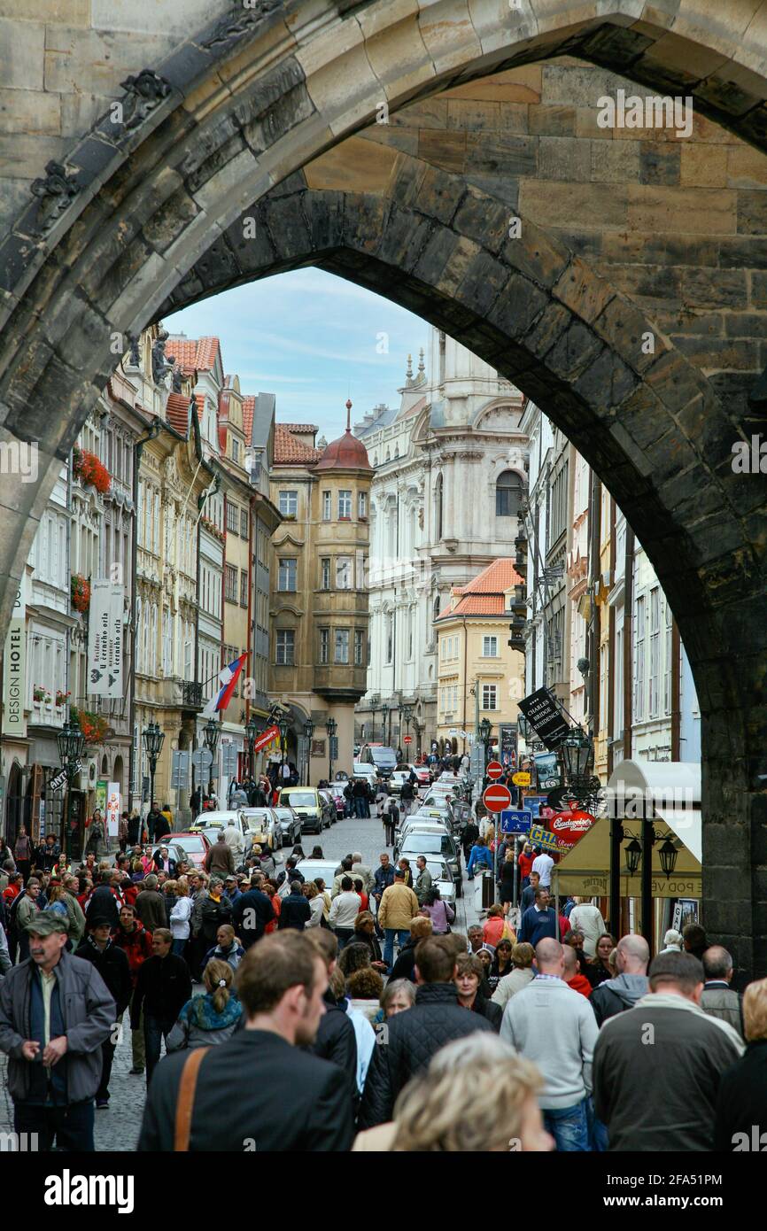 Trafficata strada della Citta' Vecchia attraverso gli archi medievali del Ponte Carlo, Praga, Repubblica Ceca, Europa. Foto Stock