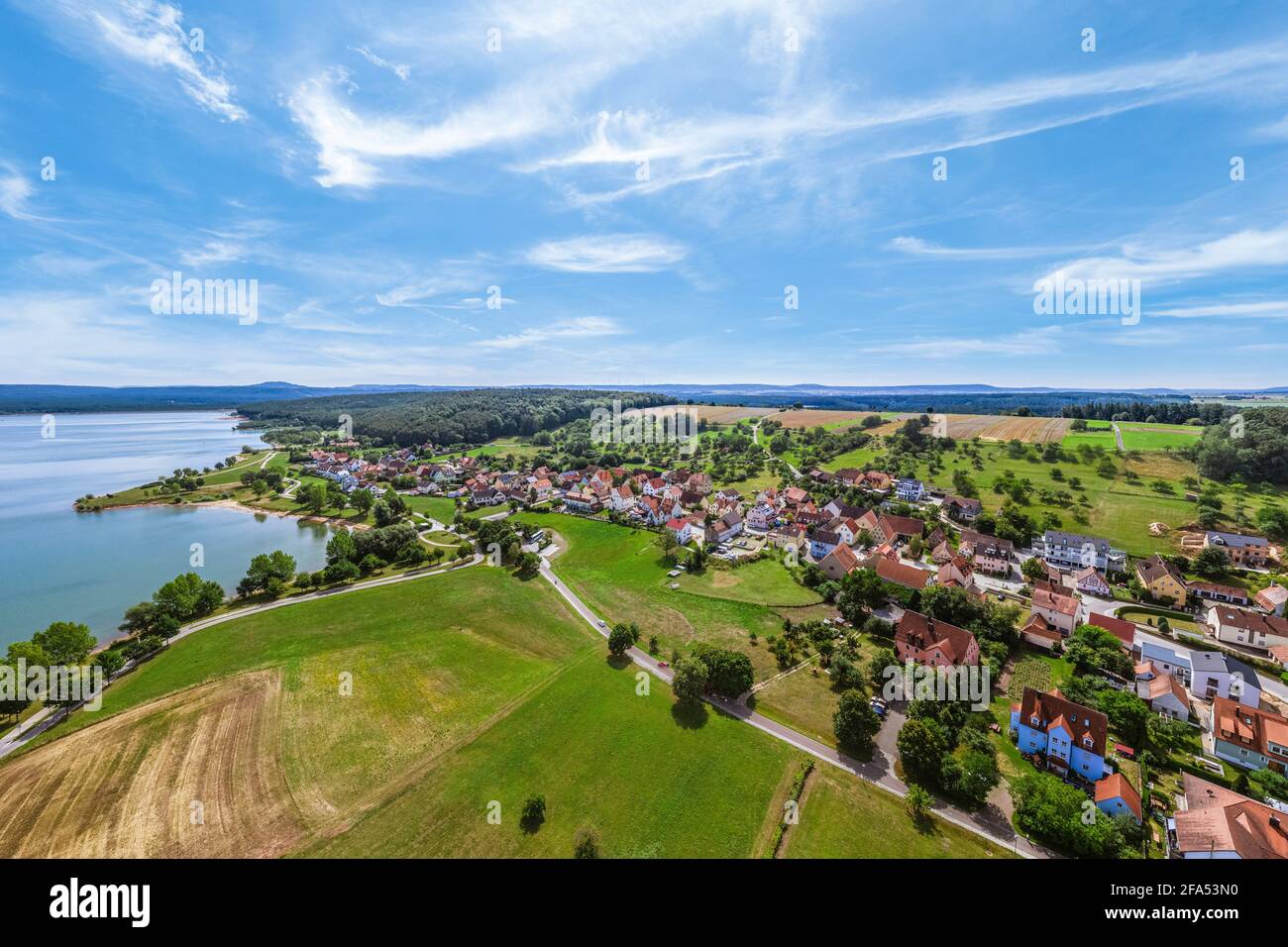 Vista su Ramsberg e sul lago Great Brombach, il più grande del distretto dei laghi della Franconia. Foto Stock