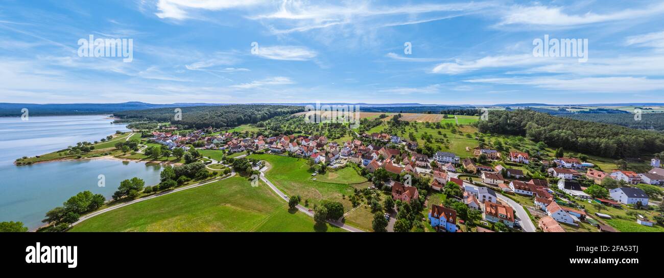 Vista su Ramsberg e sul lago Great Brombach, il più grande del distretto dei laghi della Franconia. Foto Stock