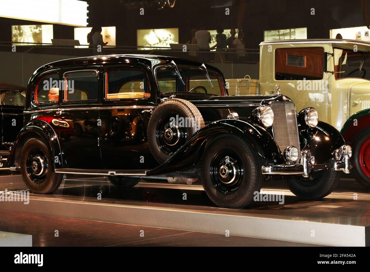 STOCCARDA, GERMANIA - 10 GIUGNO 2018: Mostra permanente del museo dell'automobile Mercedes-Benz. Foto Stock