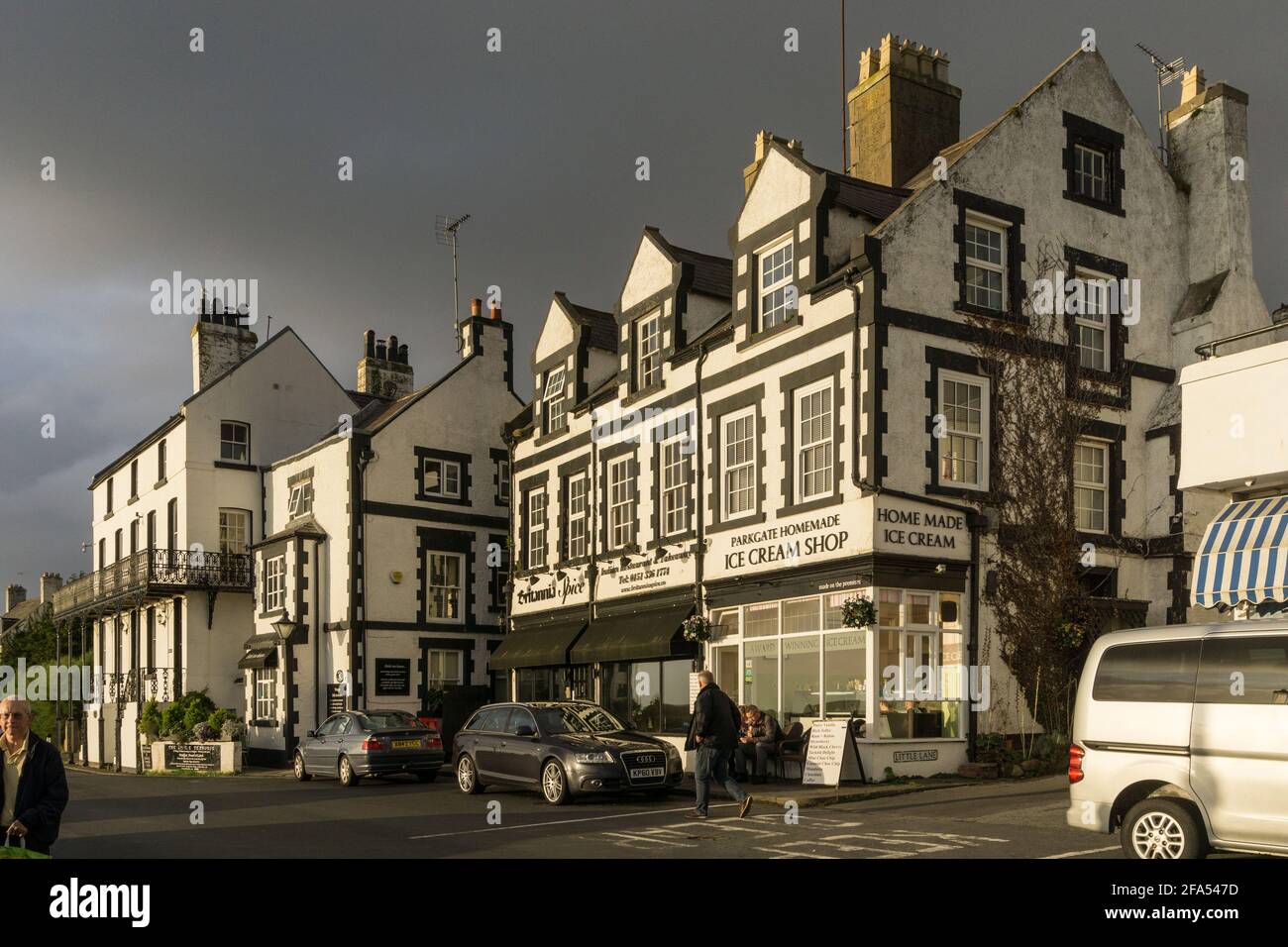 Cielo tempestoso su edifici nel villaggio di Parkgate, Neston, Wirral, UK; si trova affacciato sull'estuario del Dee. Foto Stock