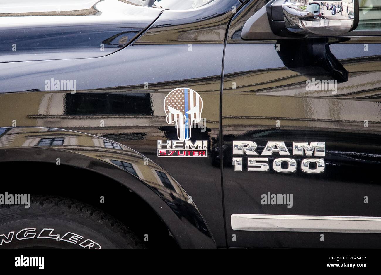 Monaco, Baviera, Germania. 19 Apr 2021. La variante Thin Blue Line del logo Punisher su un veicolo parcheggiato nei terreni del Ministero degli interni bavarese durante il rilascio del Verfassungsschutzbericht (rapporto di servizio segreto). Durante la fotografia, un funzionario di polizia del Ministero degli interni ha iniziato verbalmente a molestare i rappresentanti dei mezzi di comunicazione che hanno attirato almeno una risata da un altro per il suo comportamento. Il logo Punisher è sempre più associato con l'estremismo di destra e il terrorismo di destra con le varianti Thin Blue Line considerate estremamente problematiche, in quanto implica che la polizia può giudicare e Foto Stock