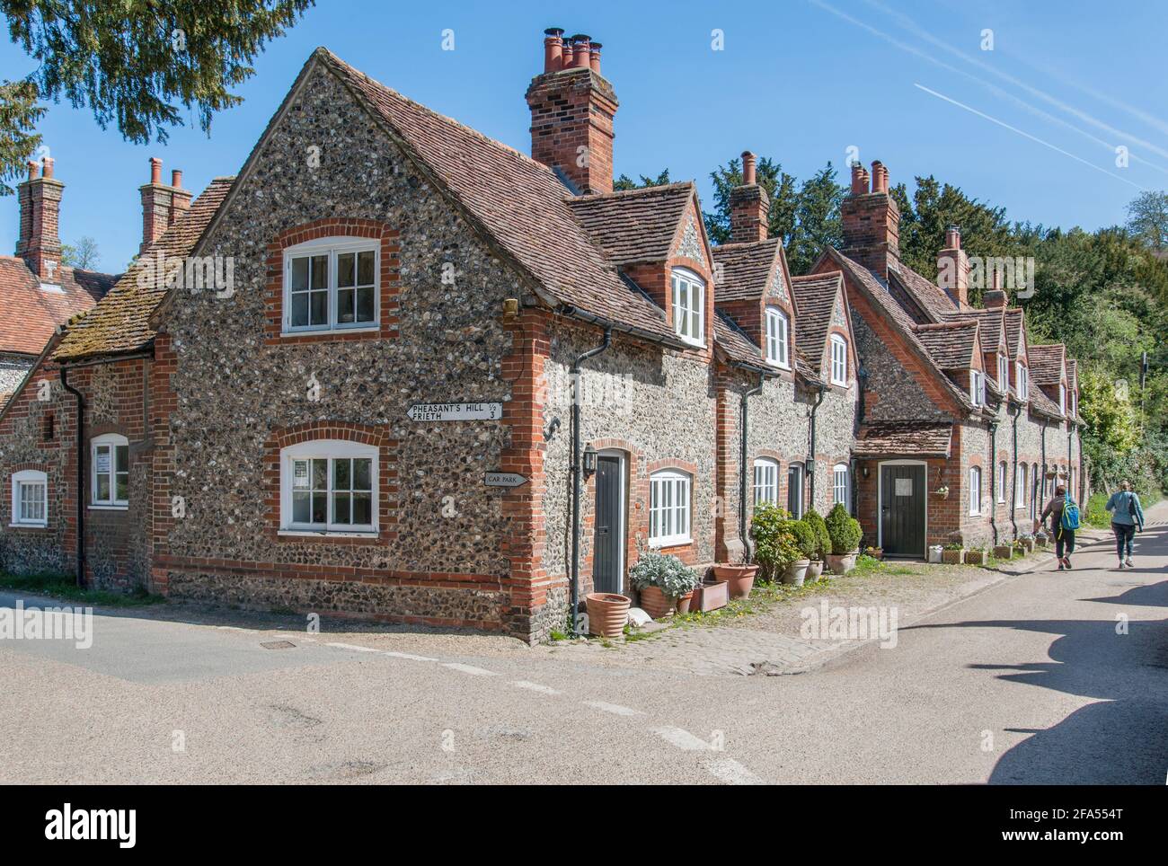 Incrocio stradale nel villaggio di Hambleden, Buckinghamshire, Inghilterra. Foto Stock