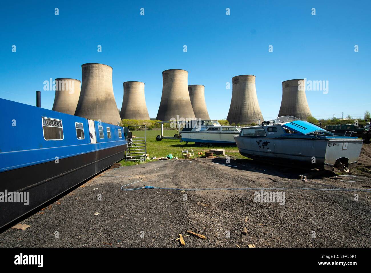 Vecchie barche vicino a una centrale elettrica Foto Stock Vecchie barche vicino a una centrale elettrica Foto Stock