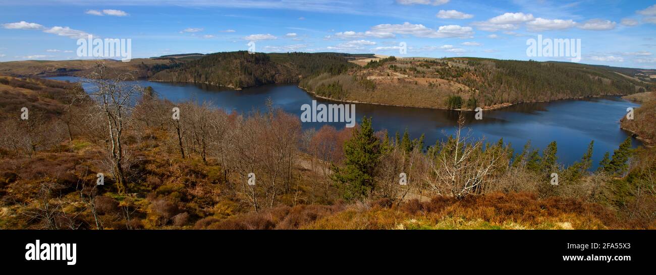 Immagine panoramica del lago artificiale di Llyn Brianne, dal punto di osservazione, Carmarthenshire, Galles, Regno Unito, spazio di copia Foto Stock