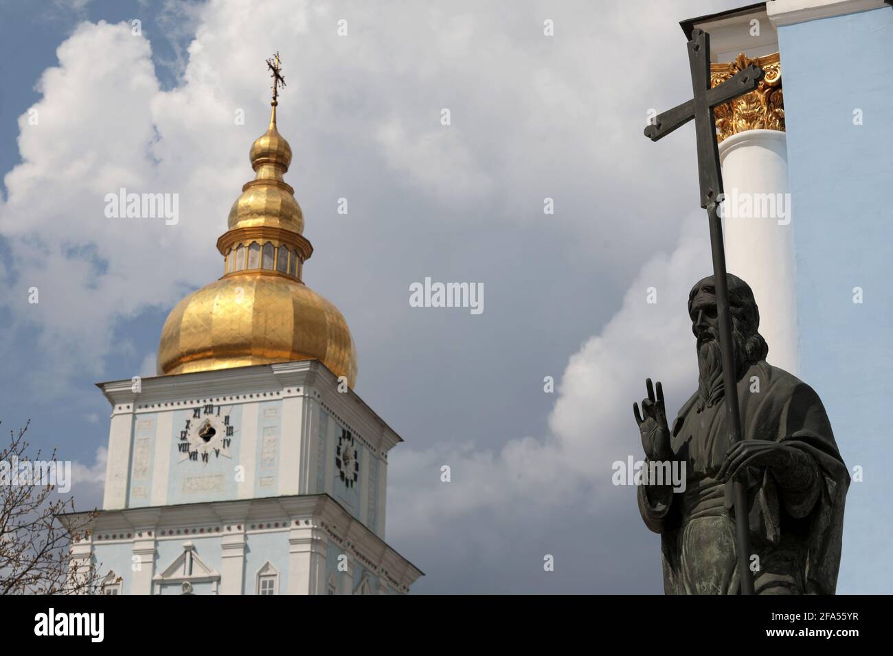 KIEV, UCRAINA - 22 APRILE 2021 - il monumento ad Andrea Apostolo si trova nei locali del Monastero della cupola d'oro di San Michele, Kyiv, cap Foto Stock