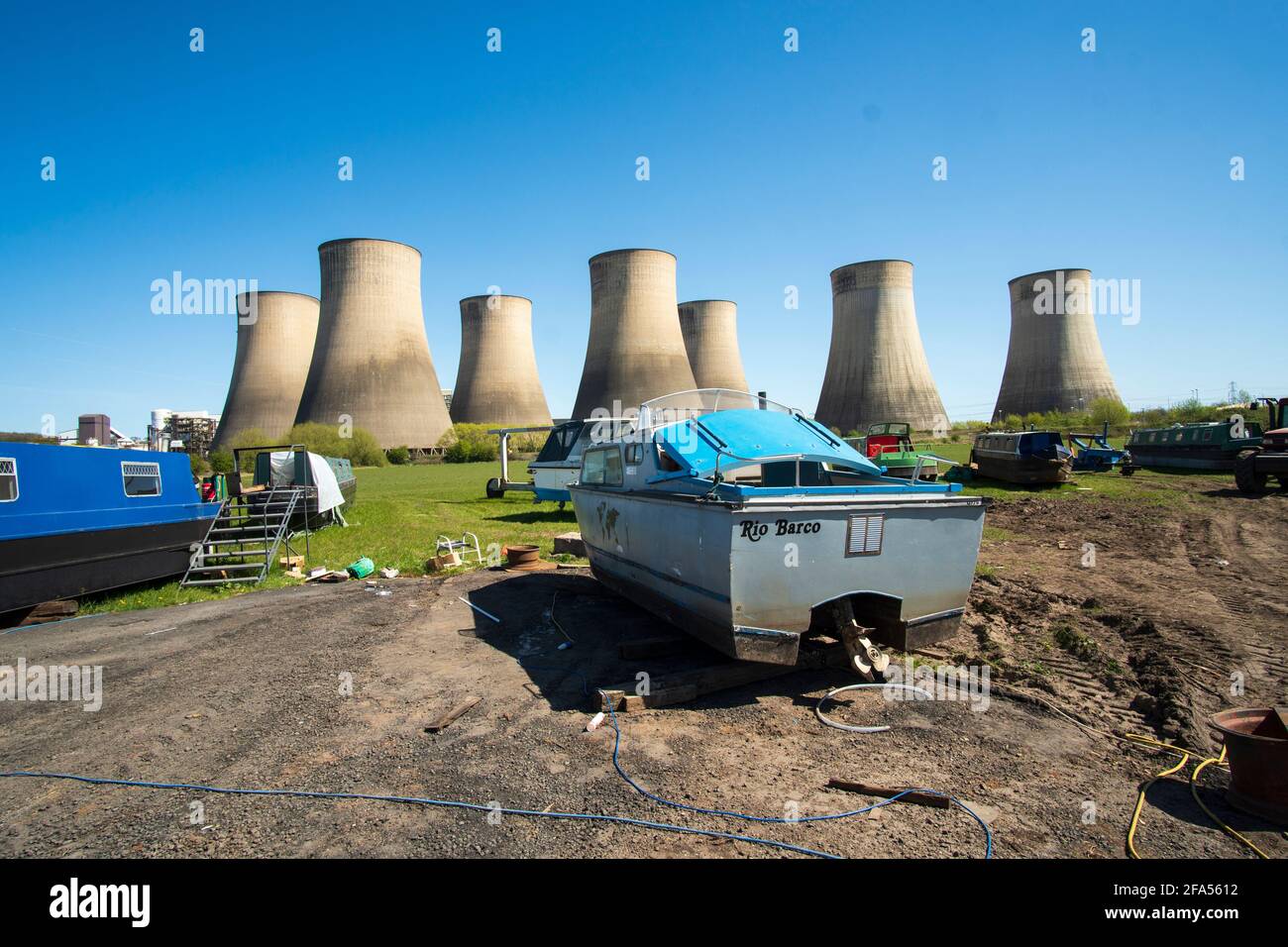 Vecchie barche vicino a una centrale elettrica Foto Stock Vecchie barche vicino a una centrale elettrica Foto Stock