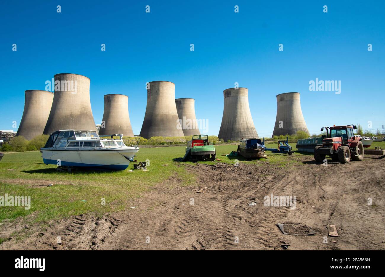 Vecchie barche vicino a una centrale elettrica Foto Stock Vecchie barche vicino a una centrale elettrica Foto Stock