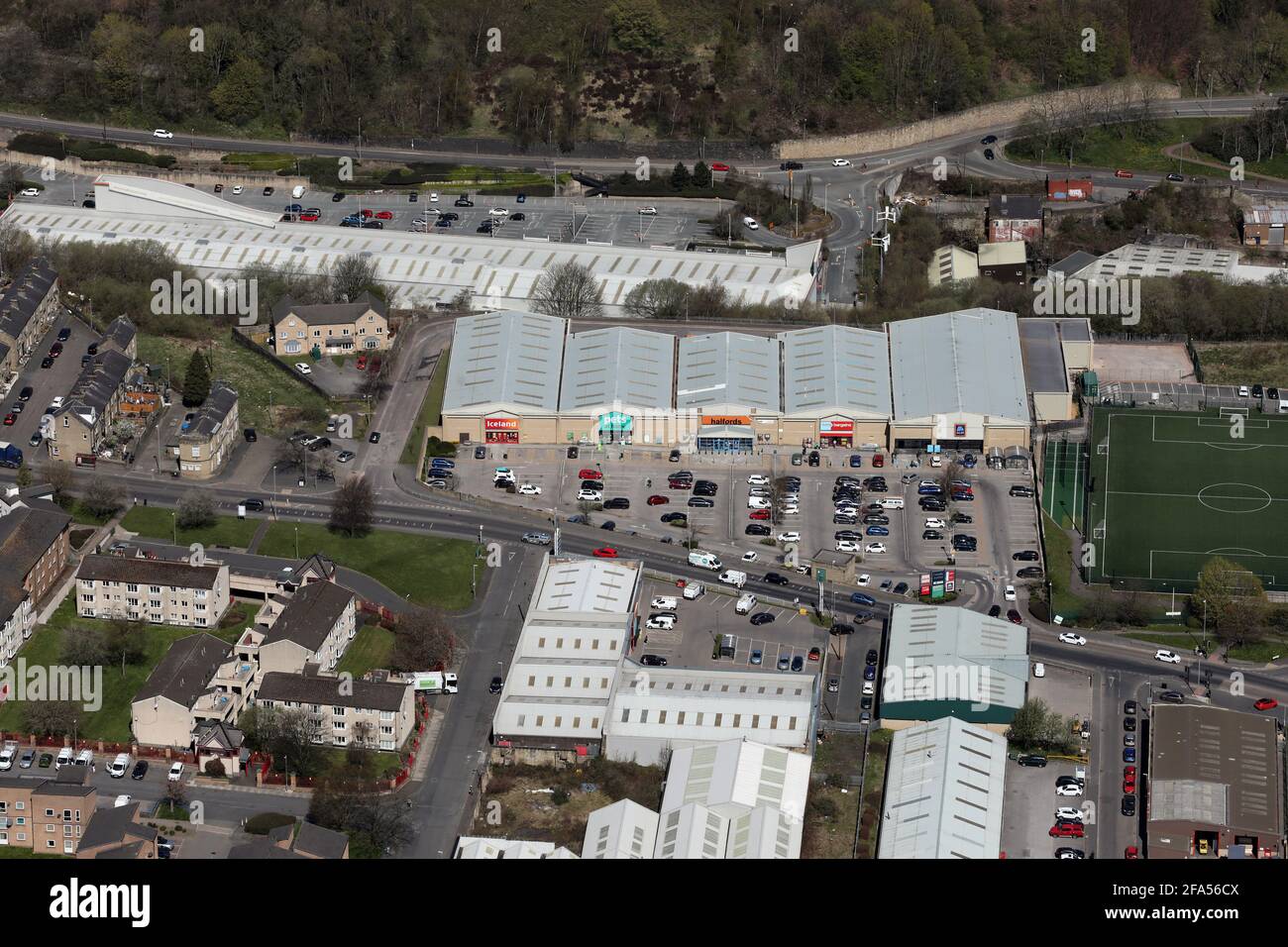 Vista aerea di Crossley Retail Parks & Pellon Lane Retail Park (e di altre proprietà commerciali) nella zona di Pellon Lane della città di Halifax, West Yorkshire Foto Stock