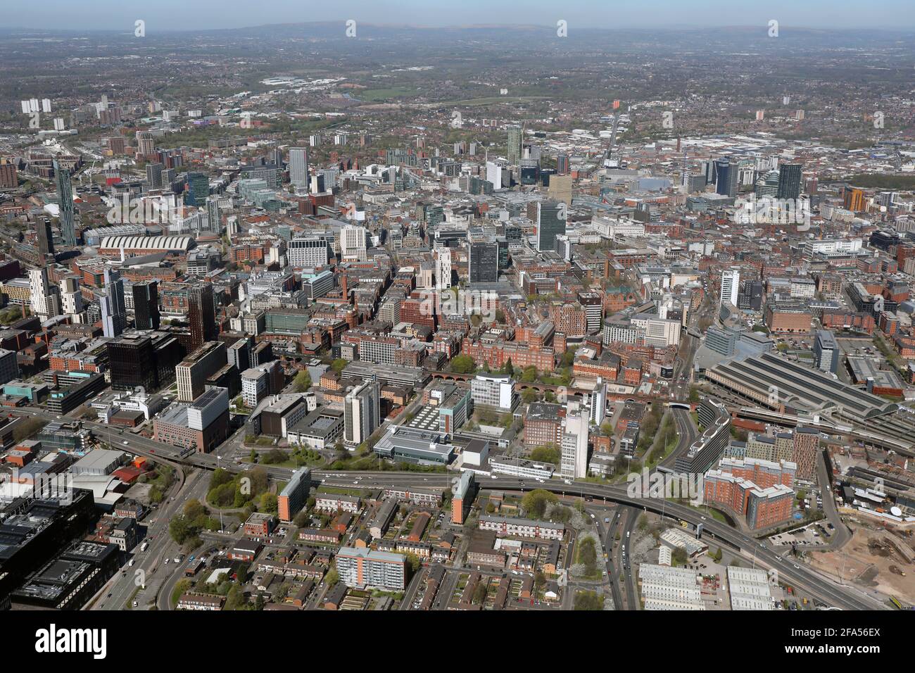 Vista aerea del centro città di Manchester da subito a sud della A57(M) Mancunian Way Ring verso nord verso Piccadilly, presa 2021 Foto Stock