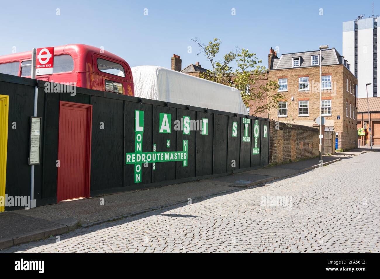 Ultima fermata rosso, autobus Routemaster vintage su Dock Road, Brentford, Middlesex, Regno Unito Foto Stock