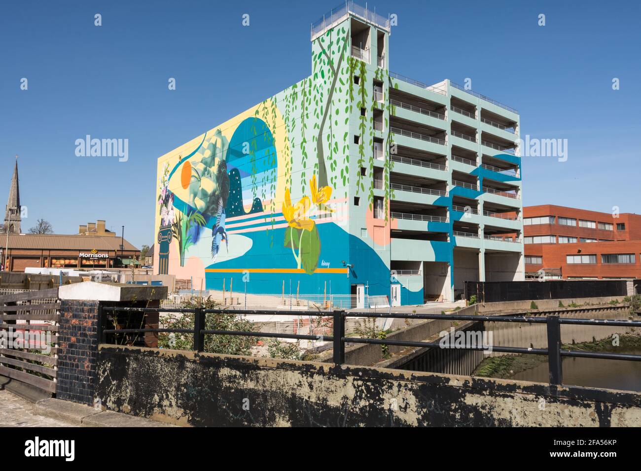 Il parcheggio di Ballymore a nove piani e il gigantesco murale di Hixxy, su Dock Road, Brentford, Hounslow, Middlesex, REGNO UNITO Foto Stock