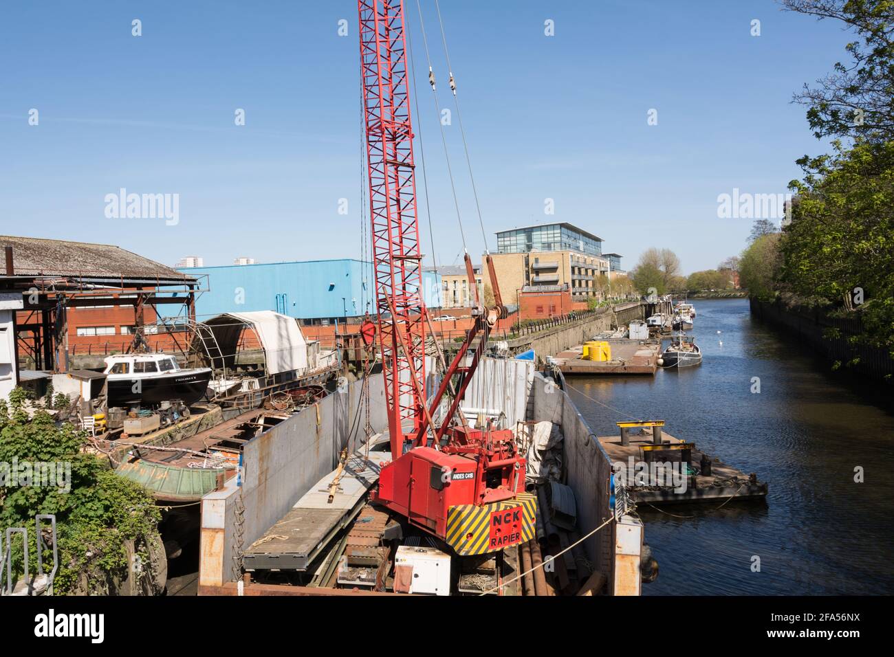 Costruzione e riparazione di un'officina sul Grand Union Canal a Brentford, Middlesex, Inghilterra, Regno Unito Foto Stock