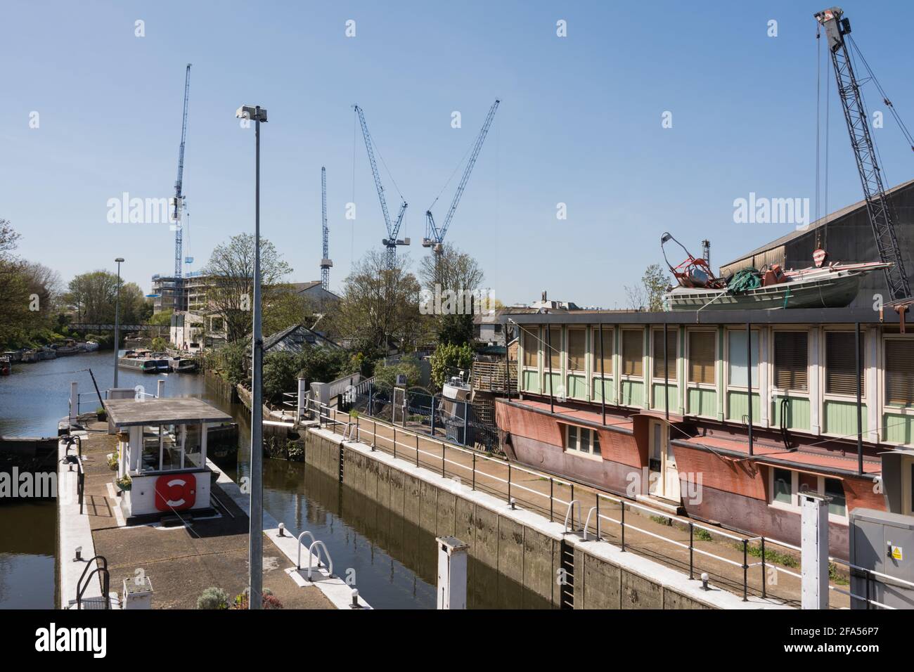 Brentford Lock and Weir, Brentford Dock, Londra, Inghilterra, Regno Unito Foto Stock