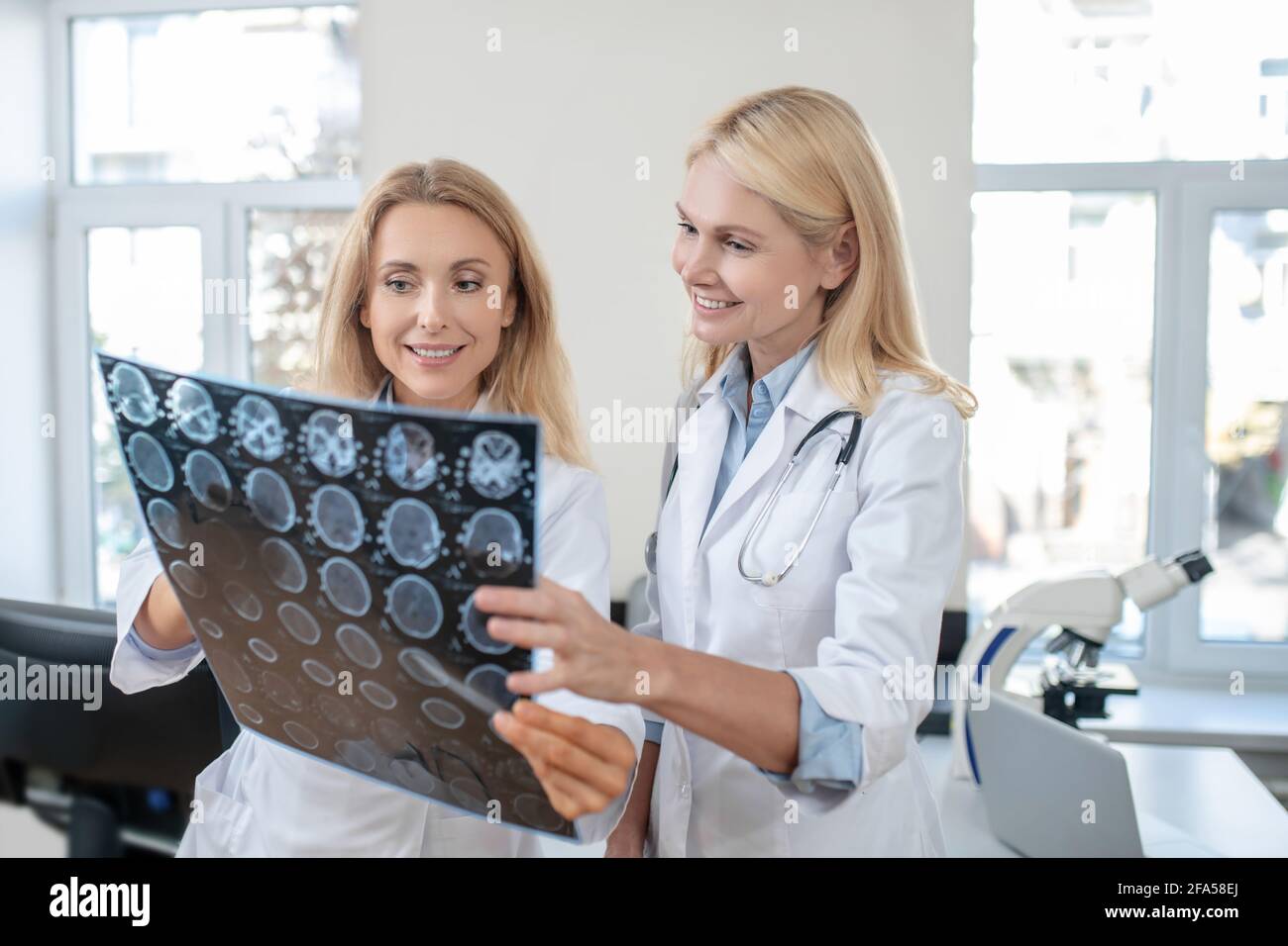 Due medici felici che parlano di MRT scan Foto Stock