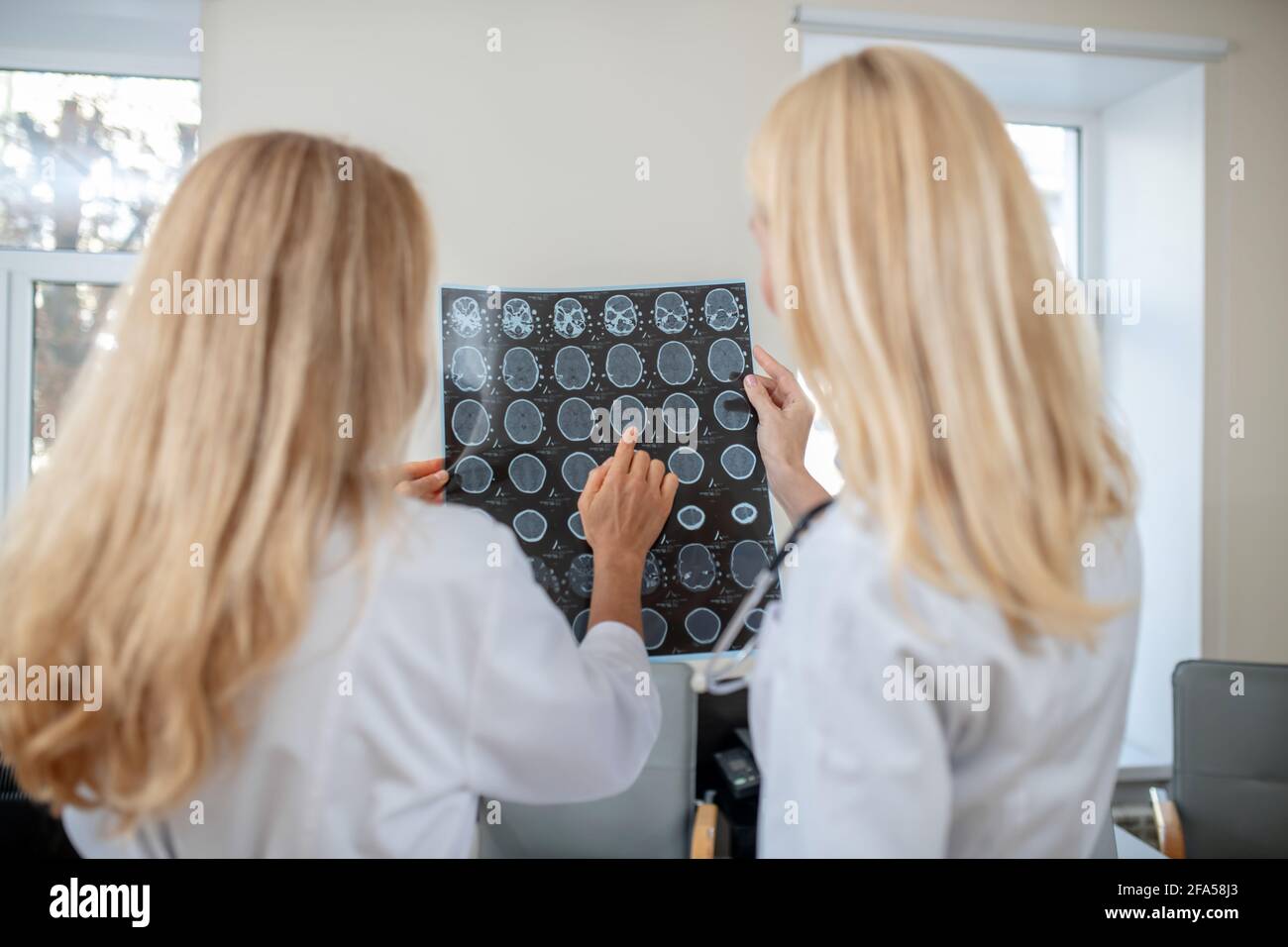 Due donne dai capelli lunghi con scansione MRT Foto Stock