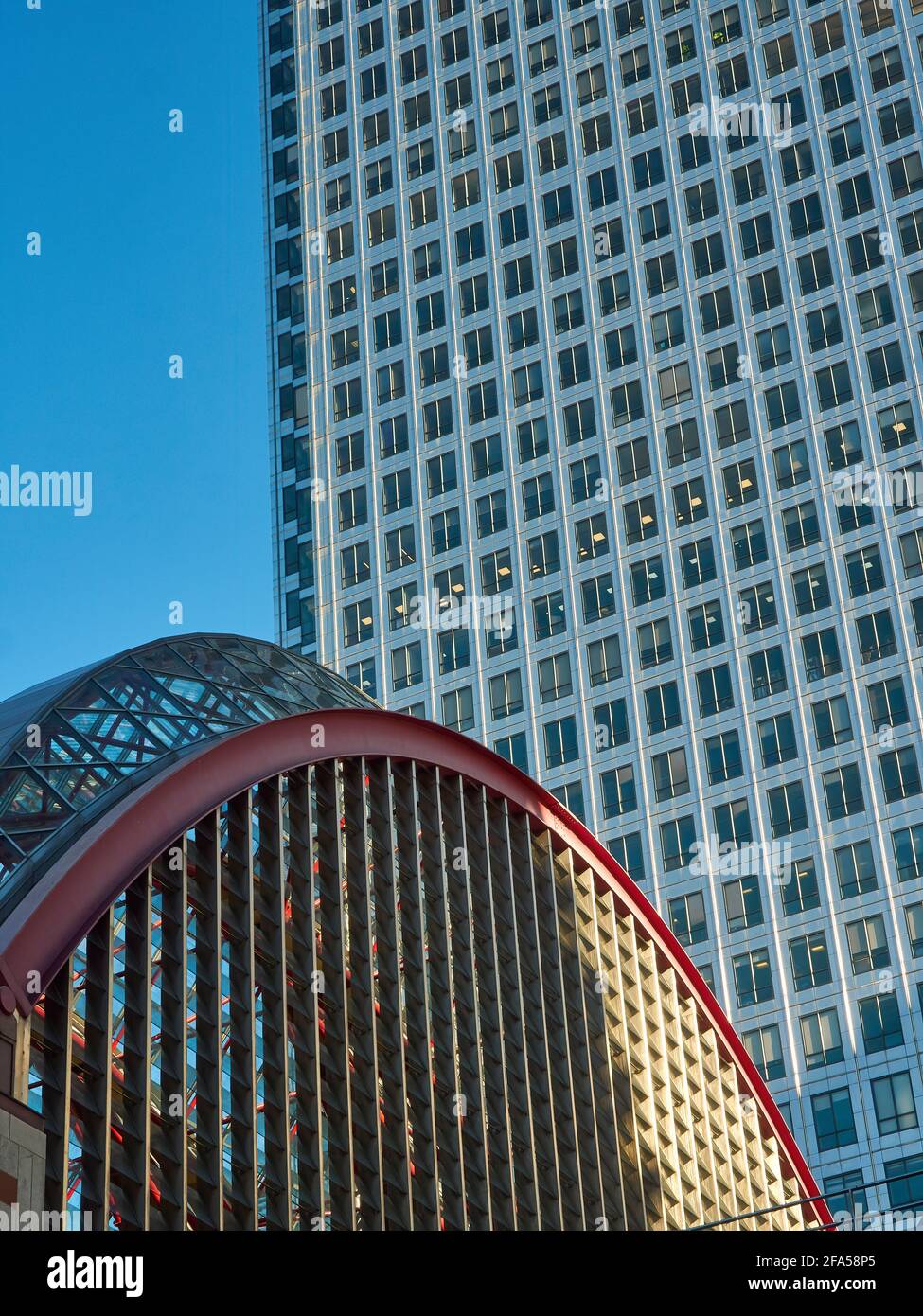 Un dettaglio dallo skyline di Canary Wharf, edifici come astratte linee geometriche come curve e carta grafica. Foto Stock