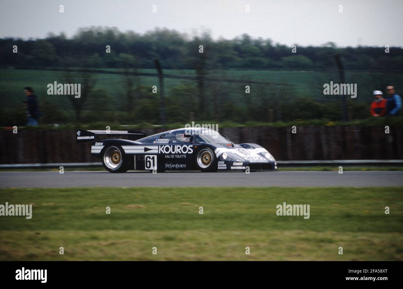 La Sauber C9 di Henri Pescarolo e Mike Thackwell durante la gara 1987 di Silverstone 1000km. Foto Stock