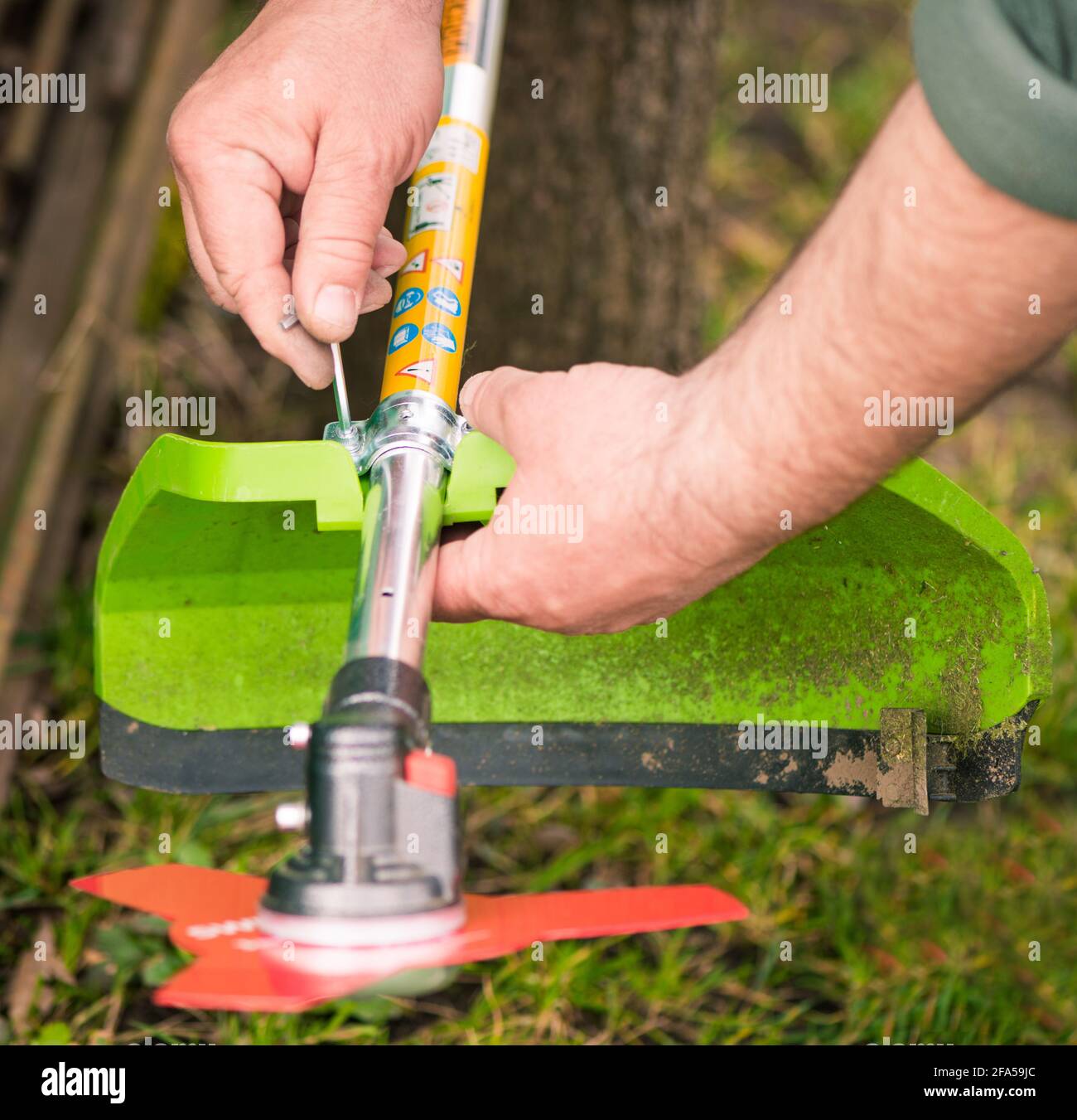 tagliaerba che si prepara a lavorare su terreni agricoli primaverili Foto Stock