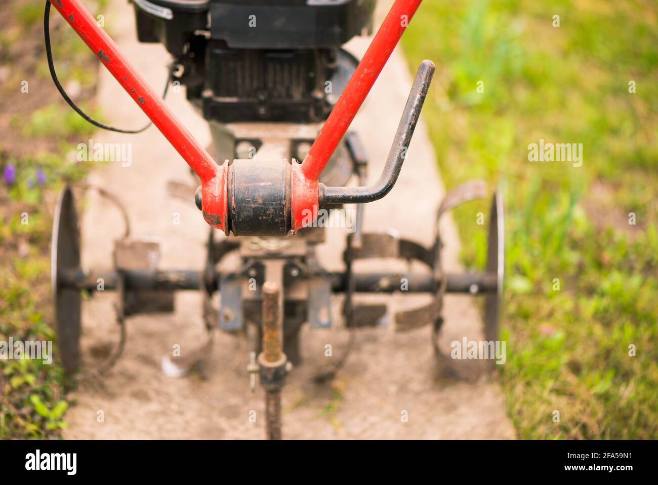 meccanismo di aratura pronto per lavorare su terreni agricoli primaverili Foto Stock