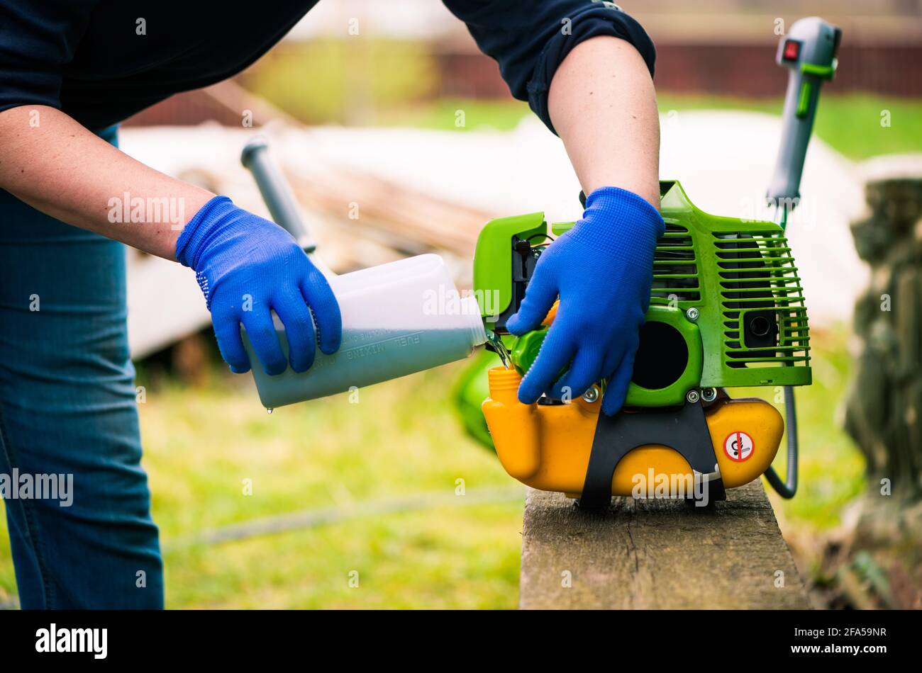 tagliaerba che si prepara a lavorare su terreni agricoli primaverili Foto Stock