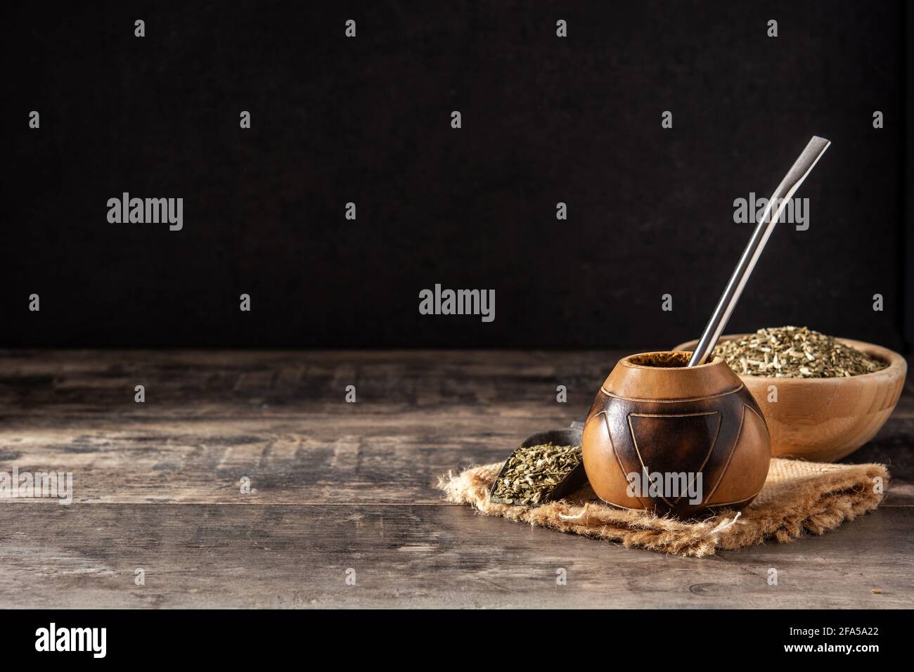 Tradizionale tè yerba mate su tavolo di legno Foto Stock
