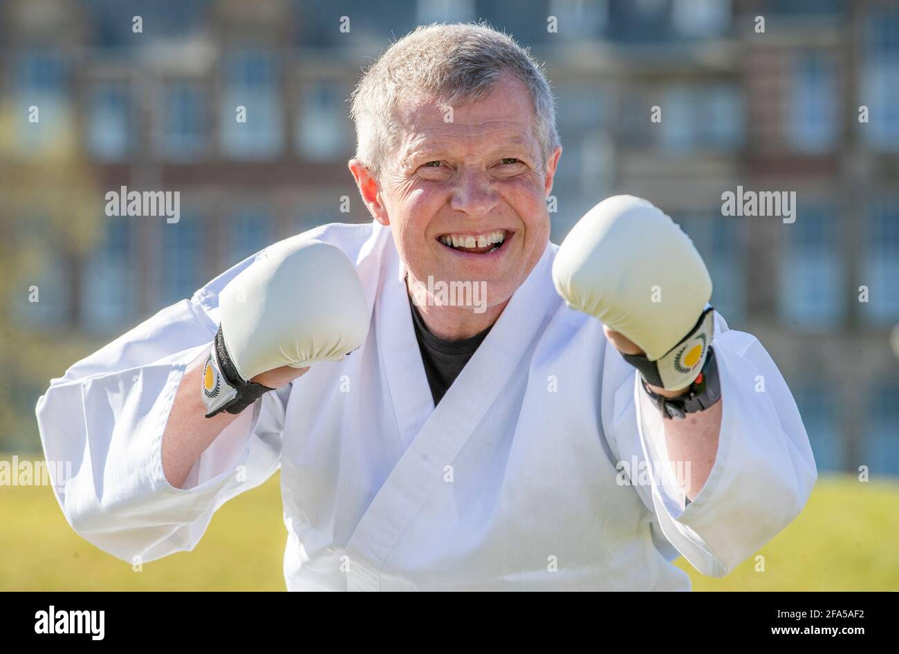 Il leader liberaldemocratico scozzese Willie Rennie partecipa a una lezione di karate al Meadows di Edimburgo, durante la campagna elettorale per le elezioni parlamentari scozzesi. Data immagine: Venerdì 23 aprile 2021. Foto Stock