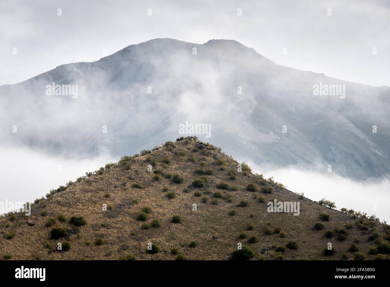 Nebbia e bassa nube nelle montagne sopra il Lago Benmore, MacKenzie paese, Sud Isola, Nuova Zelanda. Foto Stock