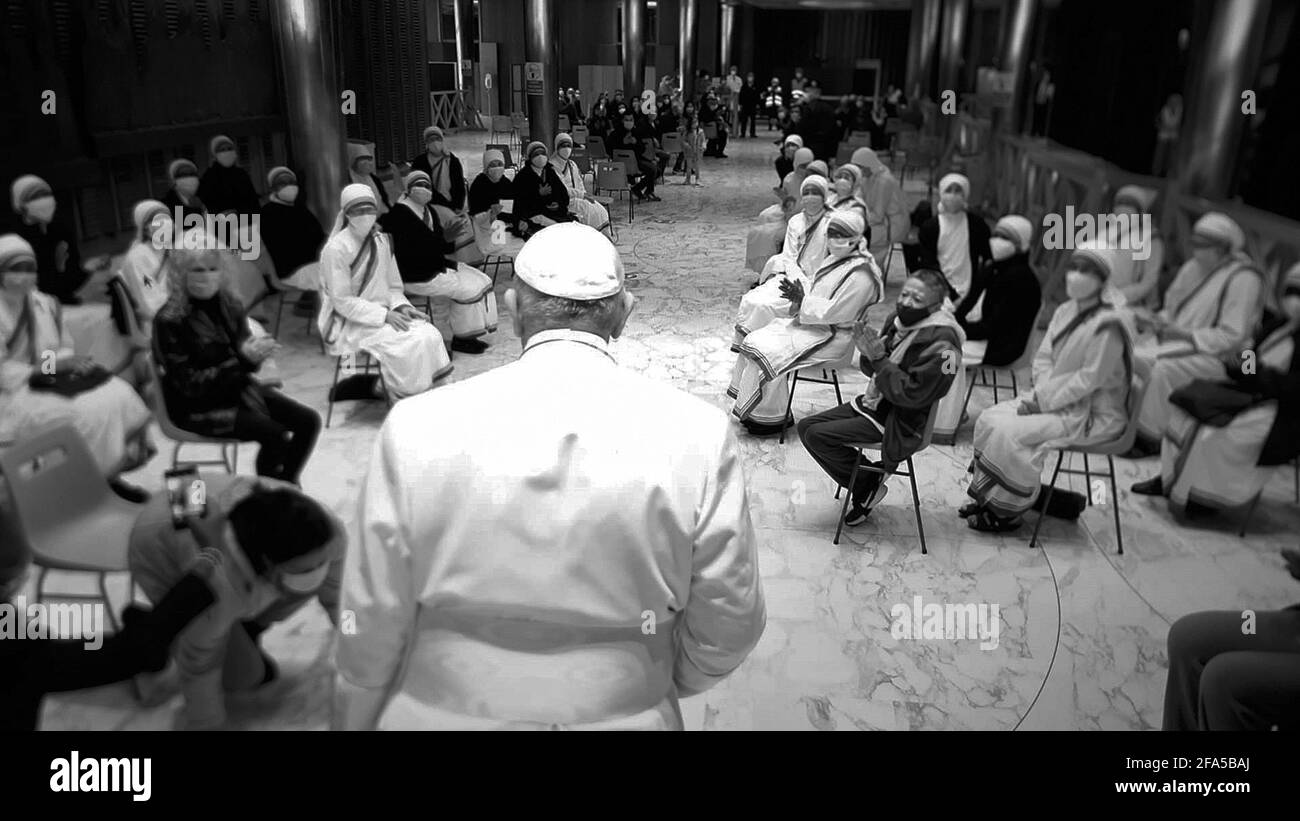 Roma, Italia. 23 Apr 2021. 21 aprile 2021 : Papa Francesco si recò nell'atrio della Sala Paolo VI per visitare le persone bisognose accolte e accompagnate da alcune associazioni romane in attesa di essere vaccinate al Vaticano Credit: Independent Photo Agency/Alamy Live News Foto Stock