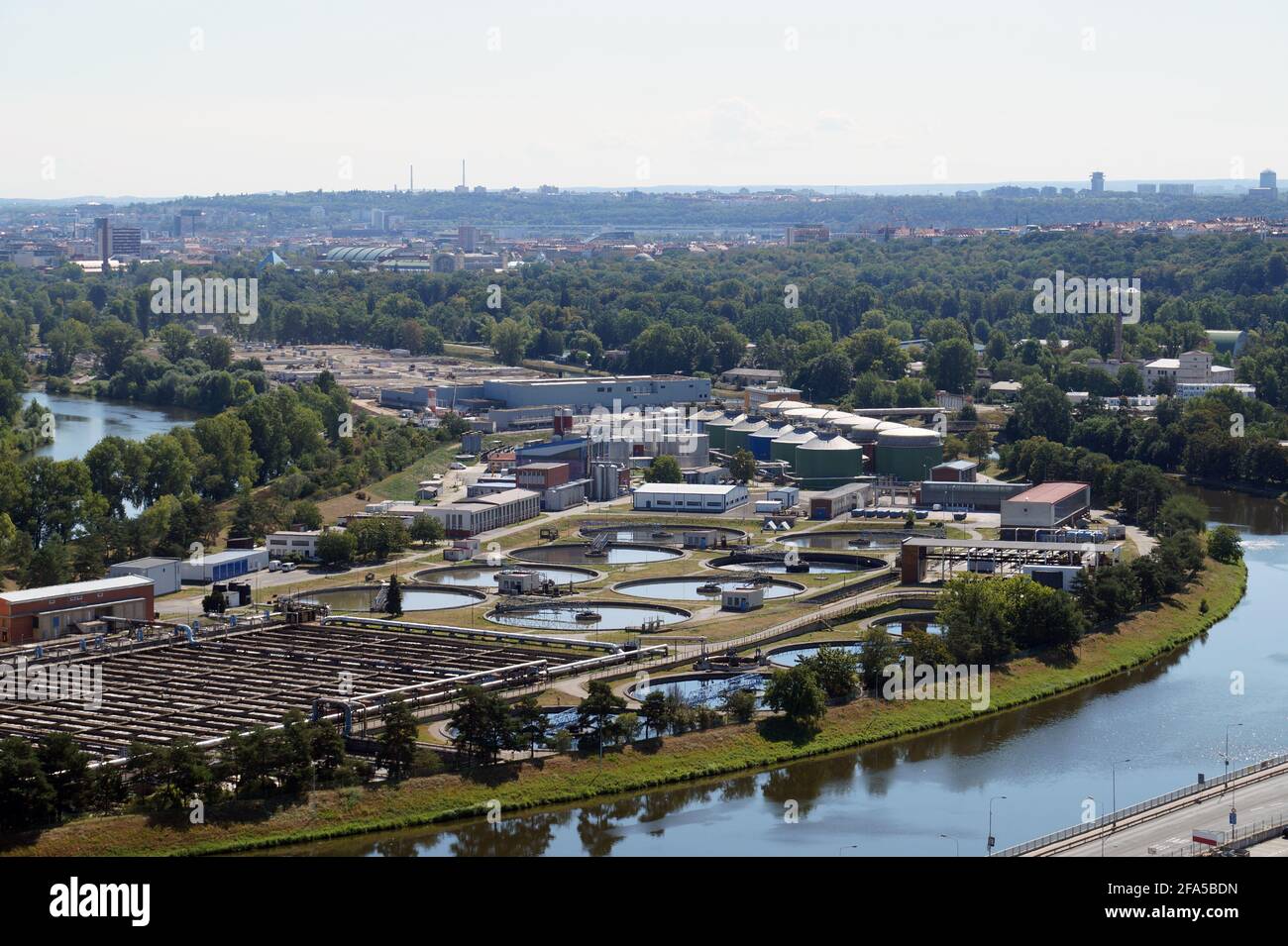 Europa, Repubblica Ceca. Praga. Impianto centrale di trattamento delle acque reflue e panorama della città. Foto Stock