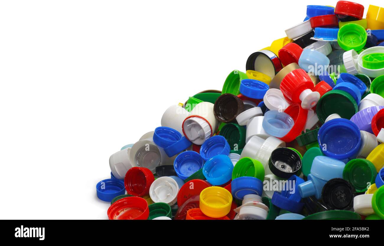 Un mucchio di tappi riciclabili in bottiglie di plastica. Materia prima secondaria. Foto Stock