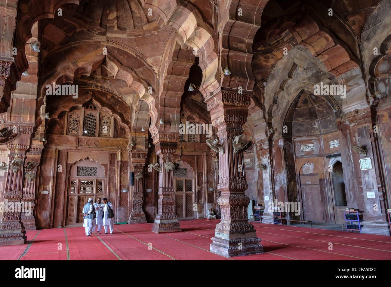 Bhopal, India - 2021 marzo: Uomini che parlano all'interno della moschea Taj ul Masjid a Bhopal il 26 marzo 2021 a Madhya Pradesh, India. Foto Stock