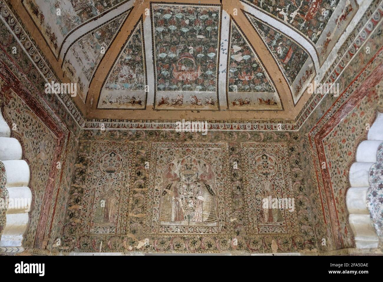 Particolare di un murale dal Raj Mahal Palace a Orchha, Madhya Pradesh, India. Foto Stock